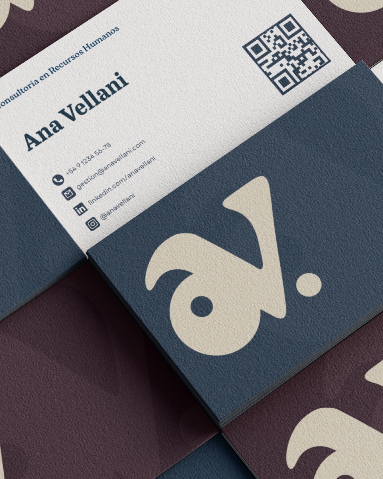 Tarjetas personales de Ana Vellani, frente y dorso con isotipo